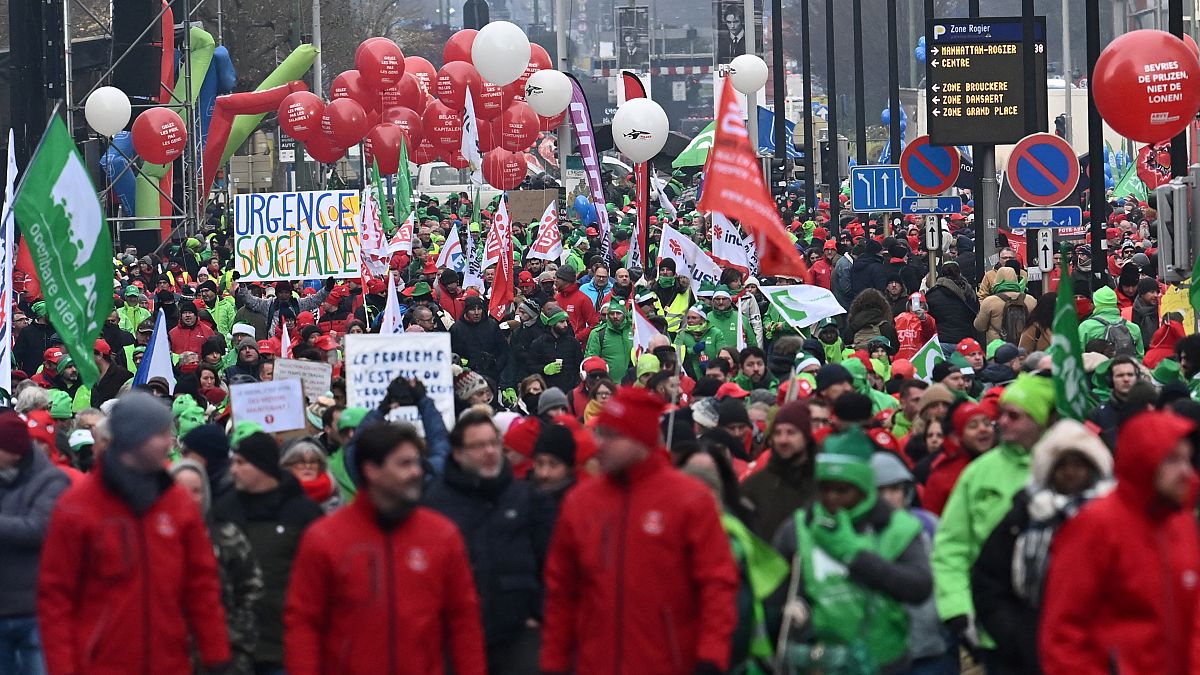 مظاهرة في شوارع بروكسل، نظمتها النقابات العمالية احتجاجا على ارتفاع تكاليف المعيشة، في 16 ديسمبر 2022