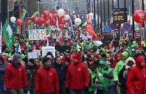 مظاهرة في شوارع بروكسل، نظمتها النقابات العمالية احتجاجا على ارتفاع تكاليف المعيشة، في 16 ديسمبر 2022