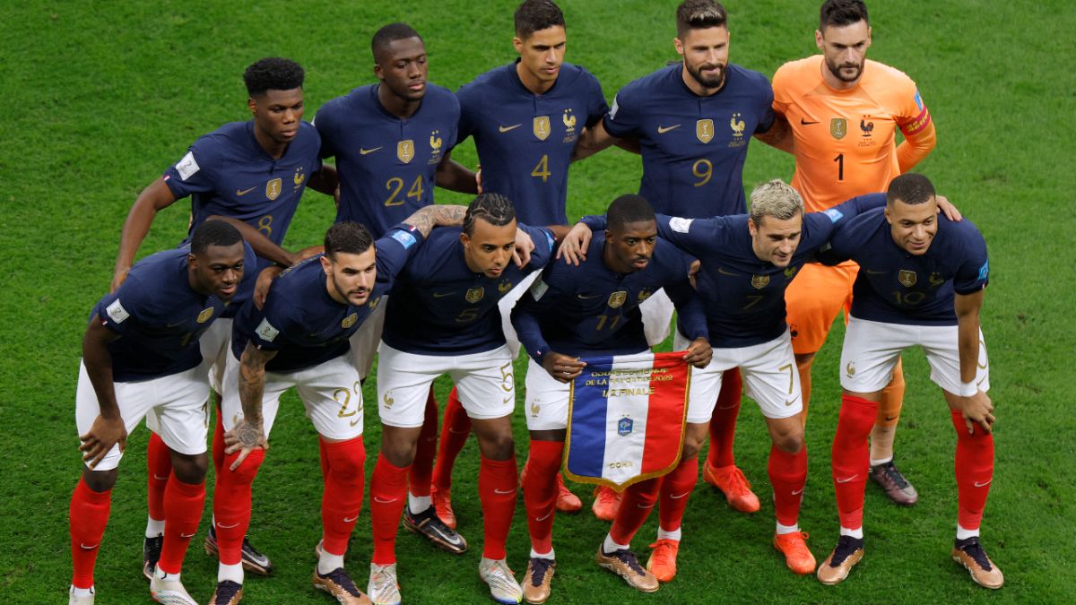 صورة تذكارية لأعضاء المنتخب الفرنسي لكرة القدم قبيل مباراته مع المنتخب المغربي في نصف النهائي من مونديال قطر، 14 ديسمبر 2022.