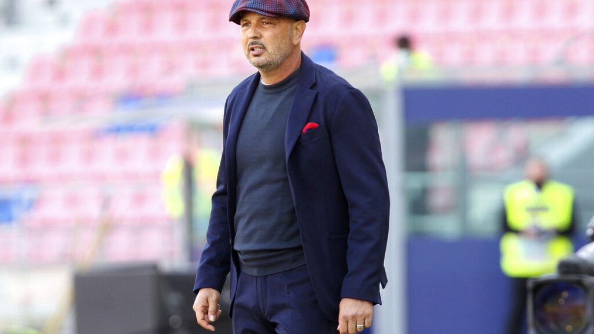 Szinisa Mihajovics a Bologna edzőjeként 2021-ben.