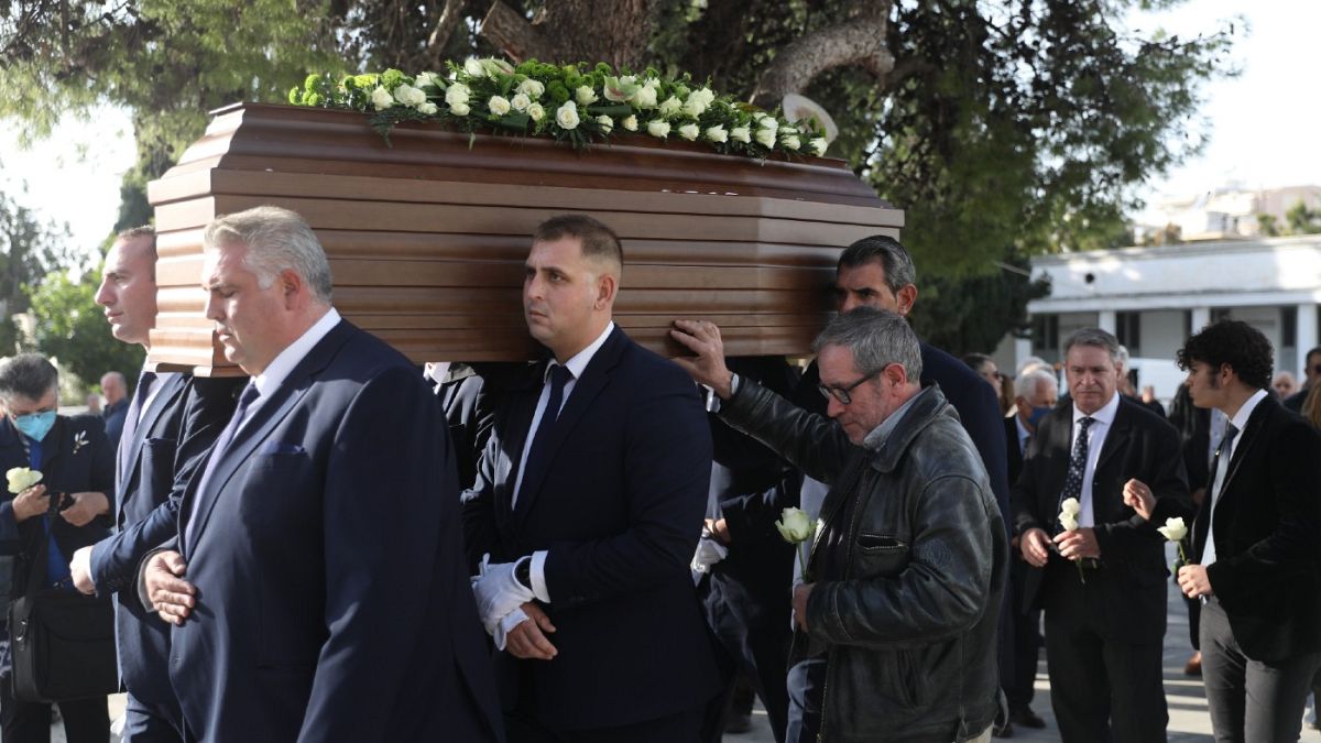 Το φέρετρο με τη σορό στην κηδεία του δημοσιογράφου Γιάννη Διακογιάννη, στο Α' Νεκροταφείο την Παρασκευή 16 Δεκεμβρίου 2022