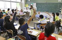 Japonya'nın Yokohama kentindeki Honmoku ilköğretim okulunda görevli öğretmen Kazuyo Arai, ders anlatırken