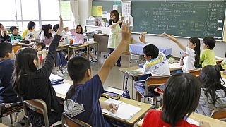 Japonya'nın Yokohama kentindeki Honmoku ilköğretim okulunda görevli öğretmen Kazuyo Arai, ders anlatırken