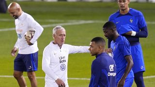 Raphael Varane e Ibrahima Konaté se suman a la oleada de enfermos con fiebre que afecta ya a cinco jugadores de la selección francesa.
