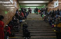 Des personnes se reposent dans une station de métro, utilisées comme abri anti-bombes lors d'une attaque à la roquette à Kyiv, en Ukraine, le vendredi 16 décembre 2022