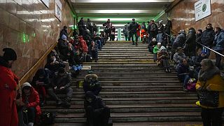 Des personnes se reposent dans une station de métro, utilisées comme abri anti-bombes lors d'une attaque à la roquette à Kyiv, en Ukraine, le vendredi 16 décembre 2022