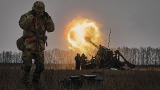 Ukrainische Soldaten feuern ein Artilleriesystem auf russische Stellungen in der Nähe von Bakhmut, Donezk.