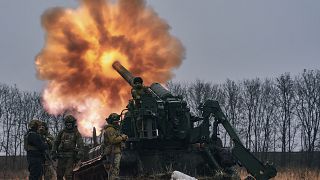 جنود أوكرانيون يقصفون بالمدفعية أهدافا روسية قرب بيخمونت بمنطقة دونيتسك. 16/12/2022
