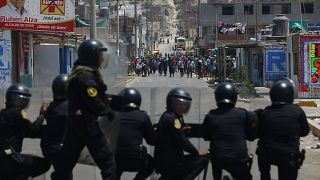 Rohamrendőrök és tüntetők néznek farkasszemet egymással a perui Chaóban, 2022. december 15-én.