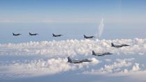 Japán F-15-ös és amerikai F-16-os vadászgépek repülnek kötelékben a Japán-tenger felett
