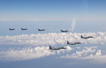 Japán F-15-ös és amerikai F-16-os vadászgépek repülnek kötelékben a Japán-tenger felett