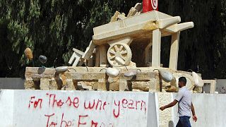 نصب لعربة للبائع الجوال بوعزيزي الذي أشعل الثورة التونسية في مدينة سيدي بوزيد