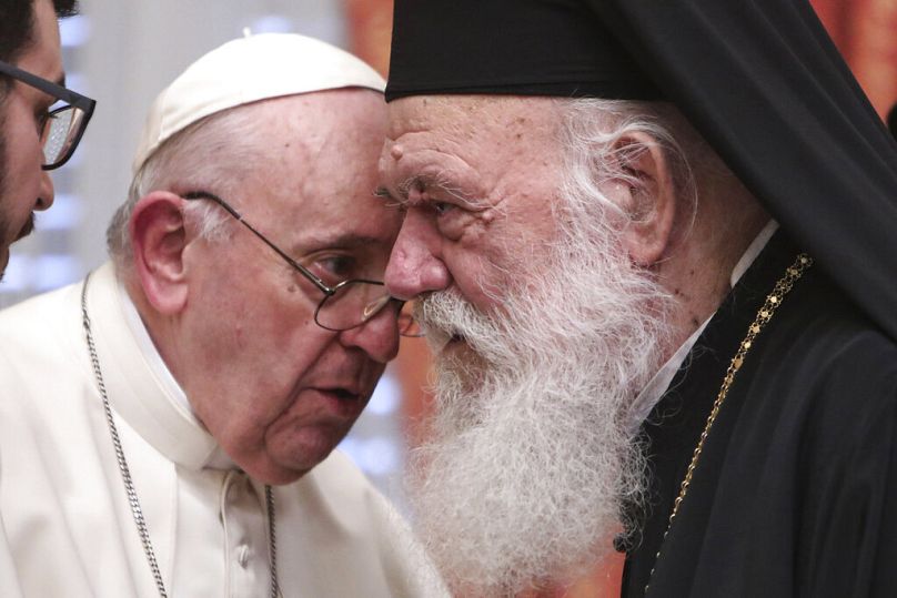 El Papa Francisco se reúne con el arzobispo de Atenas y líder de la Iglesia Ortodoxa de Grecia, Ieronymos II en el arzobispado ortodoxo de Atenas, Grecia