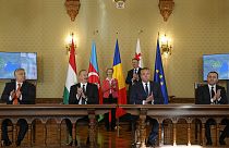 Los firmantes del acuerdo para construir el cable que traerá electricidad desde Azerbaiyán a la UE