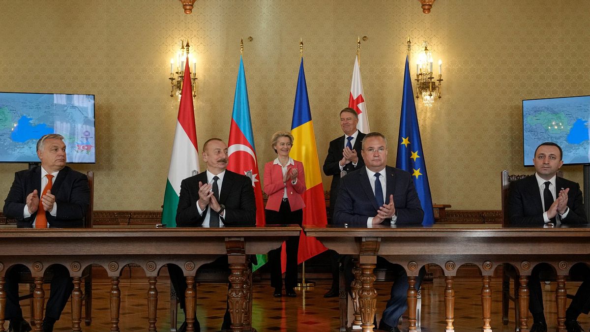 La présidente de la Commission européenne avec les chefs de gouvernement de la Roumanie, de la Hongrie, de la Géorgie et de l'Azerbaïdjan, à Bucarest, le 17 décembre 2022.