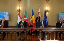 La présidente de la Commission européenne avec les chefs de gouvernement de la Roumanie, de la Hongrie, de la Géorgie et de l'Azerbaïdjan, à Bucarest, le 17 décembre 2022.