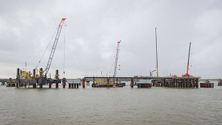 le bateau FSRU (Unité flottante de stockage et de regazéification) "Hoegh Esperanza" amarré à Wilhelmshaven le 17 décembre 2022