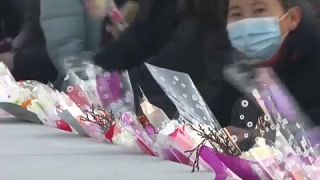 وضع الزهور فوق قبر كيم جونغ إل