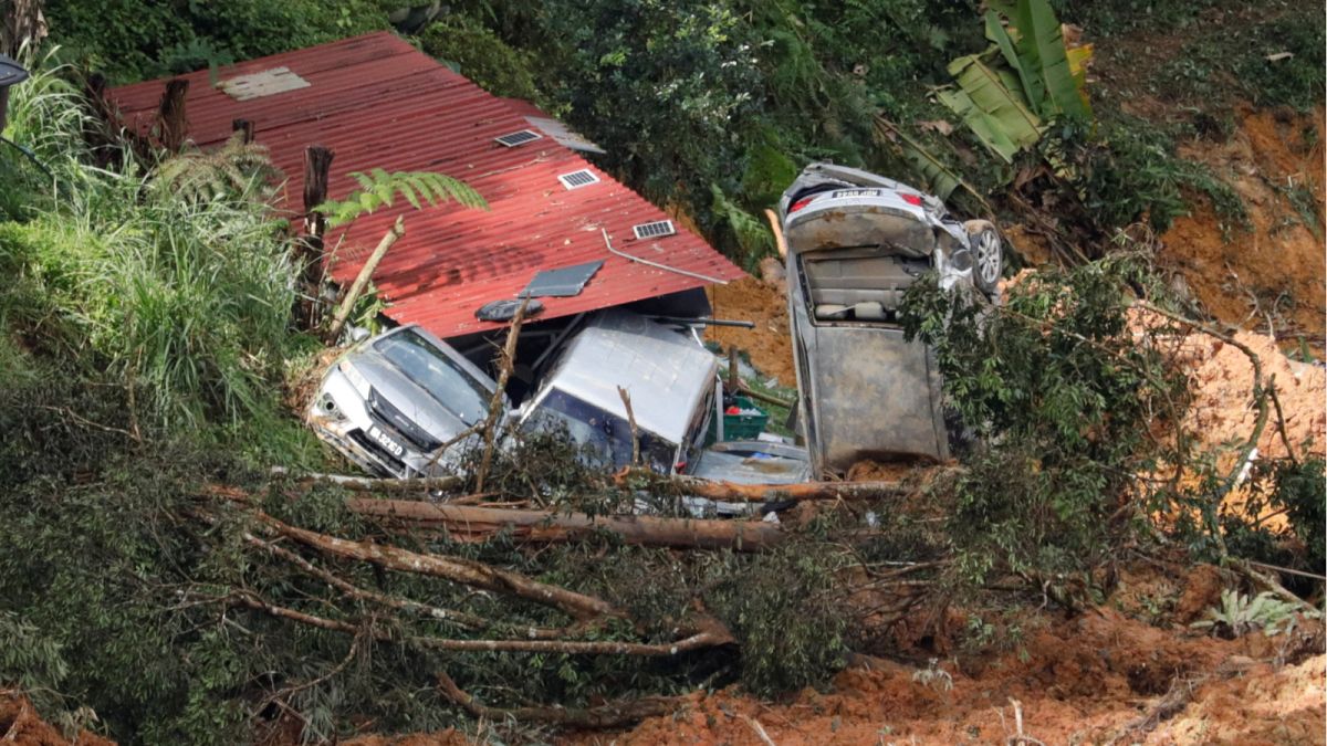 سيارات مدمرة بعد انهيار أرضي، باتانج كالي في ولاية سيلانجور في ماليزيا يوم السبت.