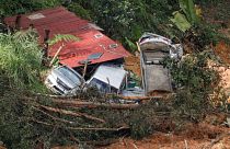 سيارات مدمرة بعد انهيار أرضي، باتانج كالي في ولاية سيلانجور في ماليزيا يوم السبت.