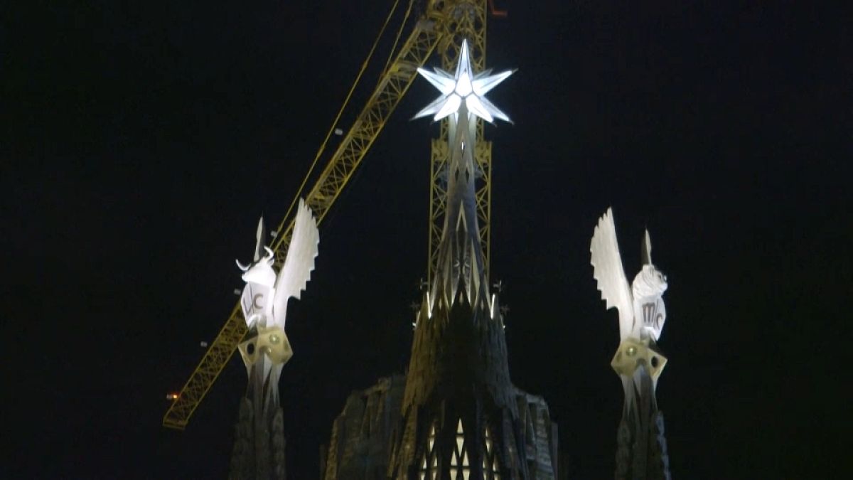 Duas novas torres iluminadas na Basílica da Sagrada Família