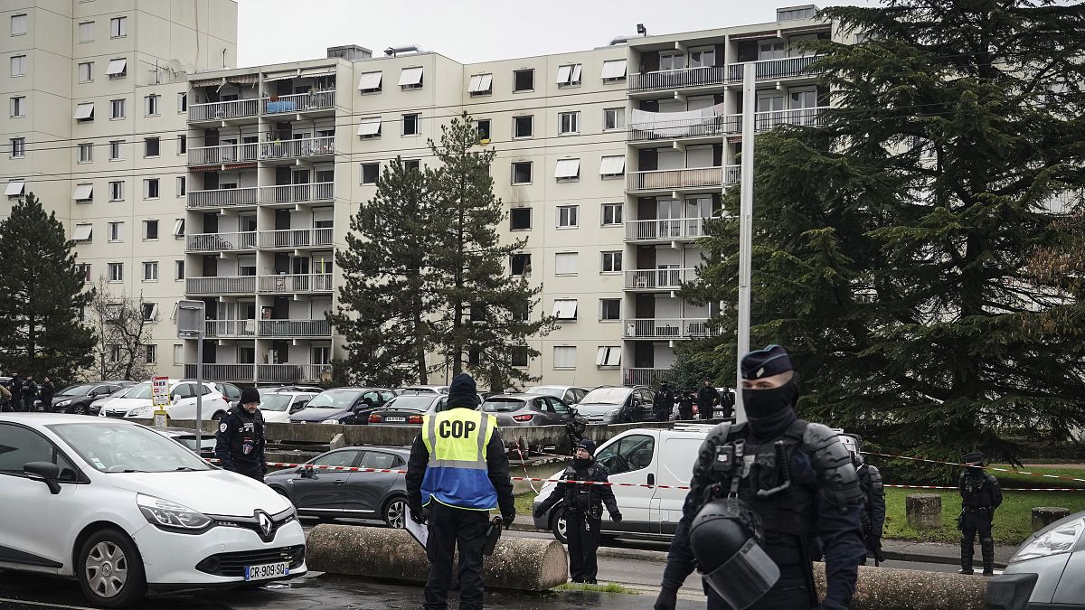 Forças policiais protegem o perímetro do edifício onde decorreu o incêndio em França
