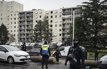 Rendőrök zárják le a lyoni külvárosi negyedet, ahol a lakástűz történt