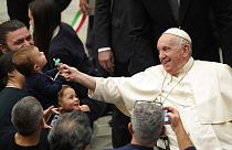 El papa Francisco bromea con un bebé durante una audiencia general en el Vaticano este 14 de diciembre