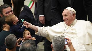 El papa Francisco bromea con un bebé durante una audiencia general en el Vaticano este 14 de diciembre
