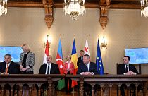  الرئيس الأذربيجاني إلهام علييف أثناء توقيع الاتفاقية
