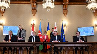  الرئيس الأذربيجاني إلهام علييف أثناء توقيع الاتفاقية