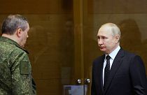 Vladimir Poutine avec le chef d'état major de l'armée russe Valeri Guerassimov, lieu non défini, le 16 décembre 2022
