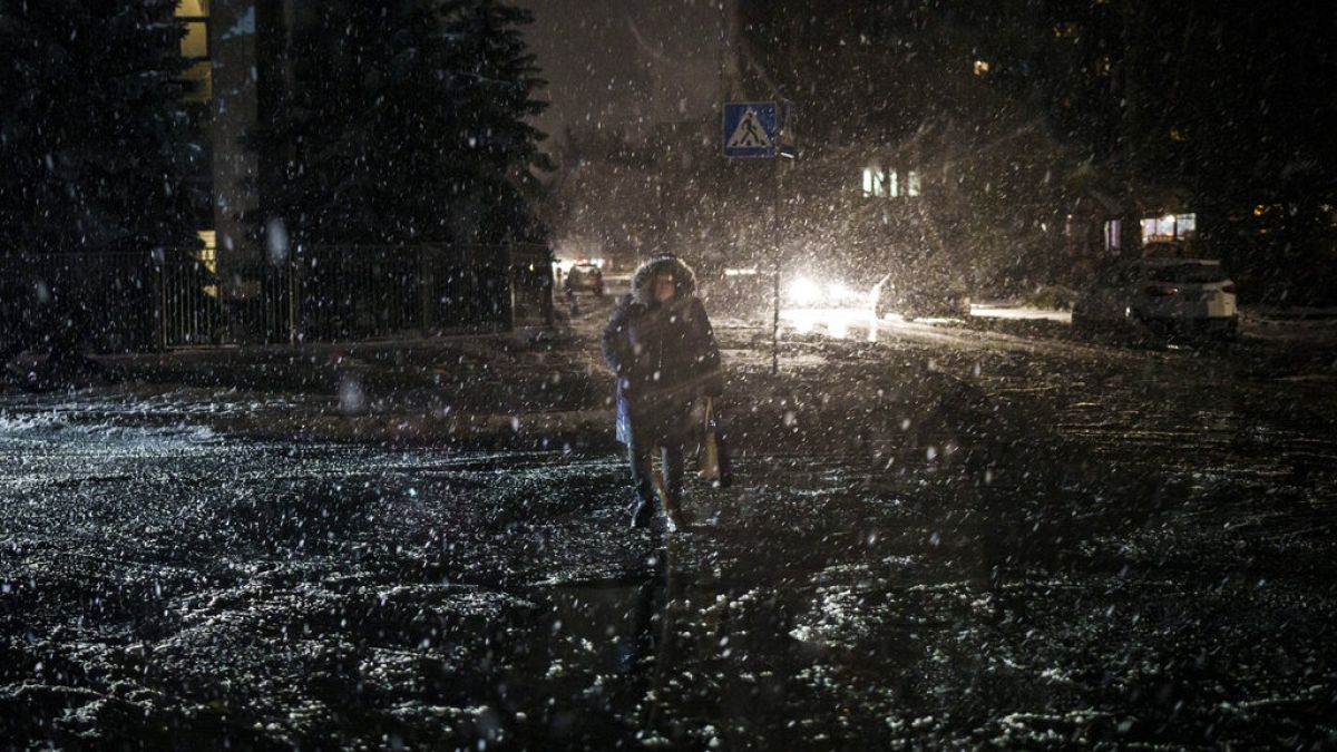 Kiev às escuras depois dos ataques aéreos russos de sexta-feira