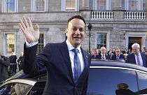 Le nouveau Premier ministre irlandais Leo Varadkar quitte Leinster House à Dublin, Irlande, samedi 17 décembre 2022.