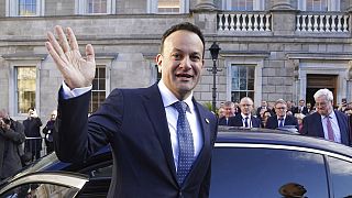 Le nouveau Premier ministre irlandais Leo Varadkar quitte Leinster House à Dublin, Irlande, samedi 17 décembre 2022.