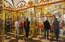 زائرون في غرفة المجوهرات بعد إعادة فتح متحف فولت غرين في القصر الملكي في دريسدن في ألمانيا