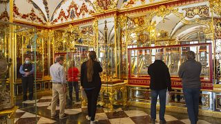 زائرون في غرفة المجوهرات بعد إعادة فتح متحف فولت غرين في القصر الملكي في دريسدن في ألمانيا