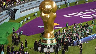 Réplica gigante da Taça do Mundo de Futebol