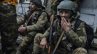 Soldados ucranianos descansan cerca de su posición en Bajmut, región de Donetsk, Ucrania, el 17 de diciembre de 2022.