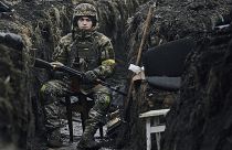 جندي أوكراني يستريح في منصبه في باخموت، منطقة دونيتسك، أوكرانيا. 2022/12/17