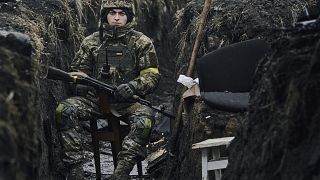 جندي أوكراني يستريح في منصبه في باخموت، منطقة دونيتسك، أوكرانيا. 2022/12/17