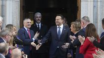El recién elegido primer ministro Leo Varadkar abandona Leinster House en Dublín, Irlanda, el 17 de diciembre de 2022. 