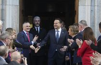 El recién elegido primer ministro Leo Varadkar abandona Leinster House en Dublín, Irlanda, el 17 de diciembre de 2022.