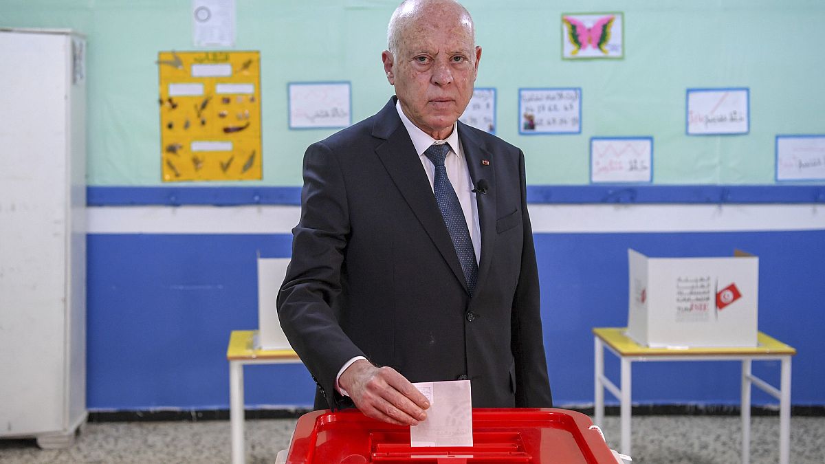 El presidente de Túnez, Kais Said, deposita su voto mientras participa en las elecciones legislativas en Túnez, el 17 de diciembre de 2022.