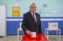 El presidente de Túnez, Kais Said, deposita su voto mientras participa en las elecciones legislativas en Túnez, el 17 de diciembre de 2022.