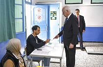 Le président tunisien, Kaïs Saïed, au bureau de vote, le 17 décembre 2022