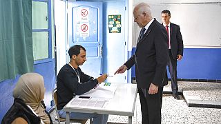Le président tunisien, Kaïs Saïed, au bureau de vote, le 17 décembre 2022