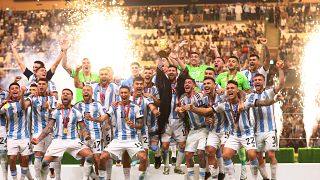منتخب الأرجنتين بعد تتويجه بكأس العالم قطر 2022 في الدوحة بعد فوزه بركلات الترجيح على حامل اللقب فرنسا