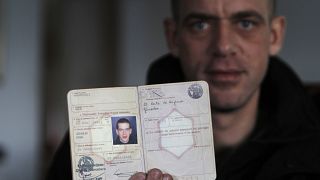 محامي حقوق الإنسان الفرنسي من أصل فلسطيني صلاح حموري يعرض جواز سفره الفرنسي خلال مقابلة مع رويترز في الضفة الغربية 