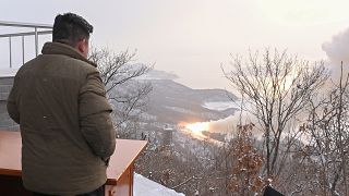  كيم جونغ أون خلال اختبار صاروخ مزود بمحرك يعمل بالوقود الصلب بقوة دفع كبيرة في موقع سوهاي لإطلاق الأقمار الصناعية بكوريا الشمالية